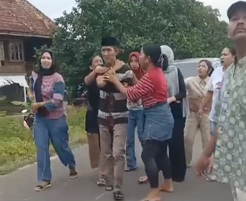 Kades Ulak Segelung Ogan Ilir Ditusuk Warganya, Personel Polsek Indralaya Datangi Rumah Pelaku