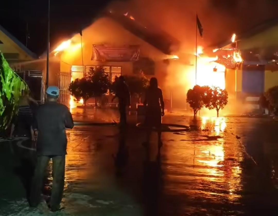 Tengah Malam Si Jago Merah Lalap Gedung SMP Muhammadiyah Prabumulih 