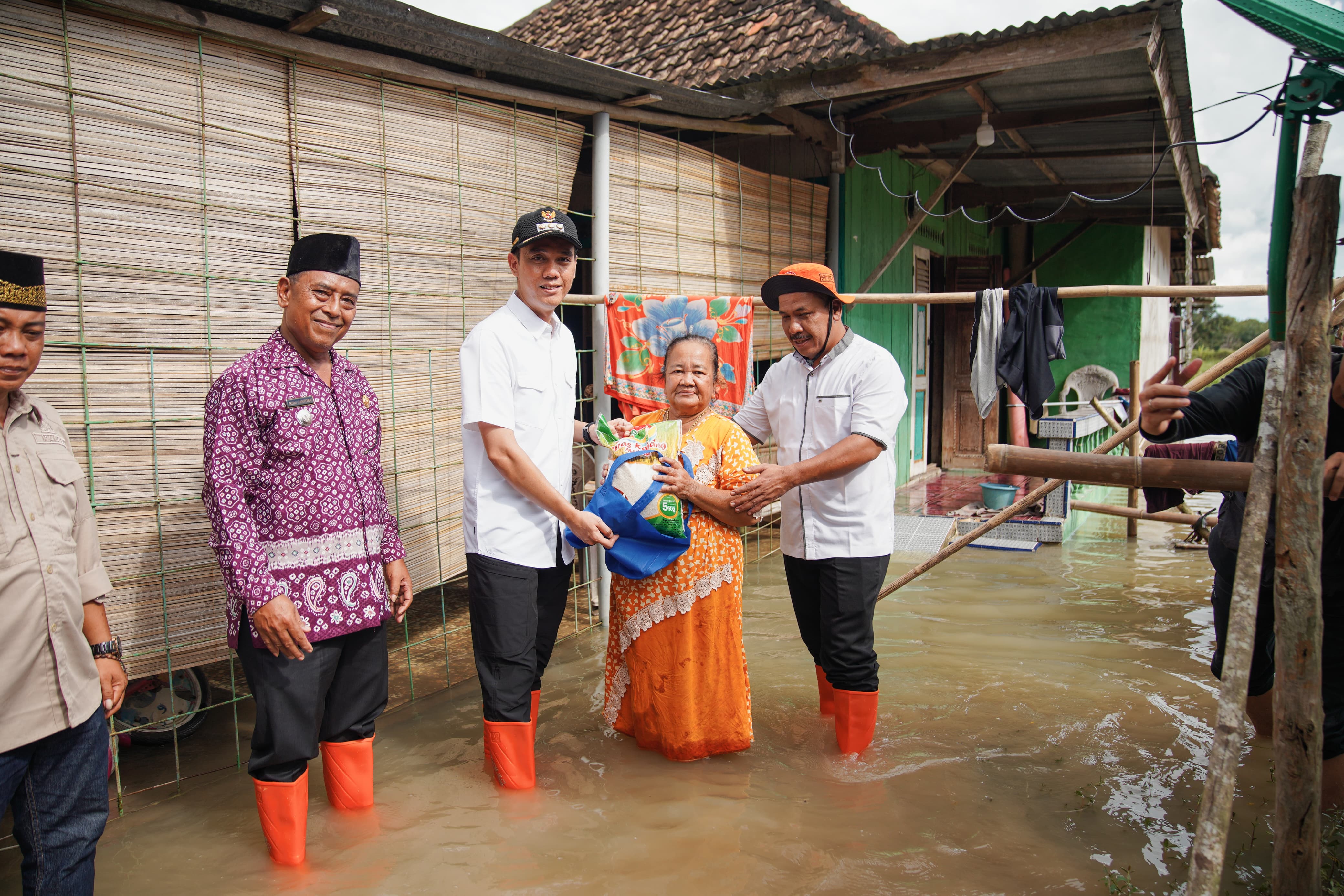 Bupati dan Wabup OKI Tancap Gas Tinjau Warga Terdampak Banjir 