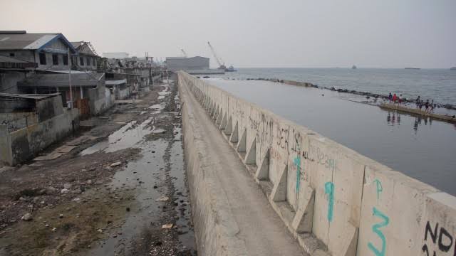 Viral Tanggul Pembatas Laut di Jakarta Utara Retak Hingga Alami Kebocoran, Penampakannya Bikin Spot Jantung!