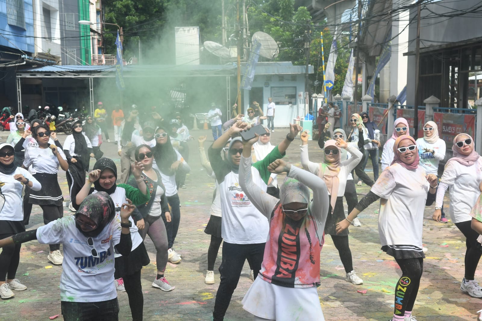 Antusias Peserta ZUMBA Colour Party Se-Kota Palembang, Halaman Graha Pena SUMEKS.CO Dibuat Bergoyang 