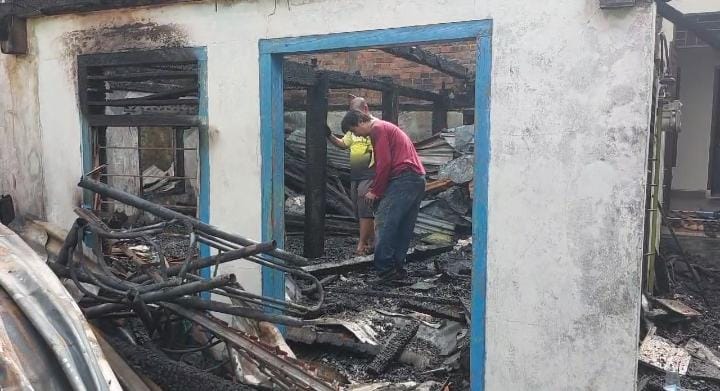 Api Ikut Hanguskan﻿ 2 Unit Motor di Rumah Semi Permanen yang Terbakar 