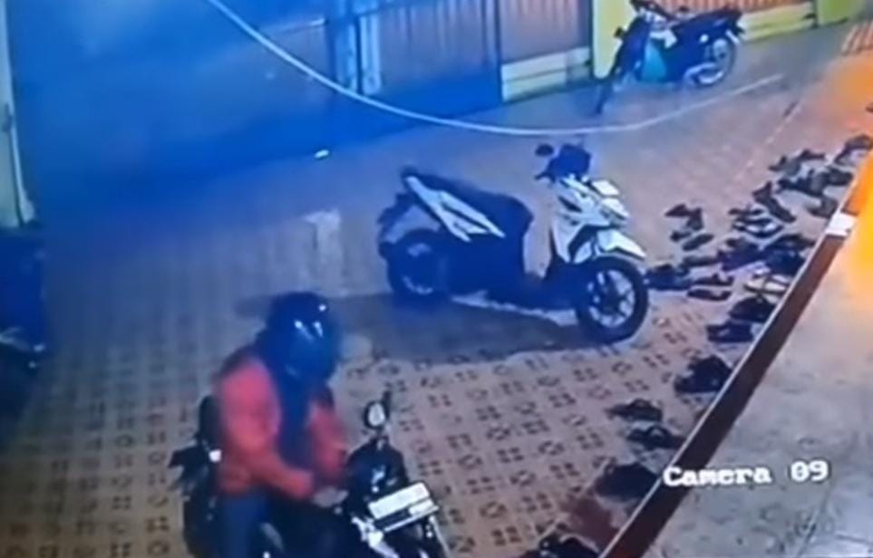 Aksi Curanmor di Palembang Terus Merajalela, Motor Milik Jemaah Masjid Digasak Pria Berjaket Merah 