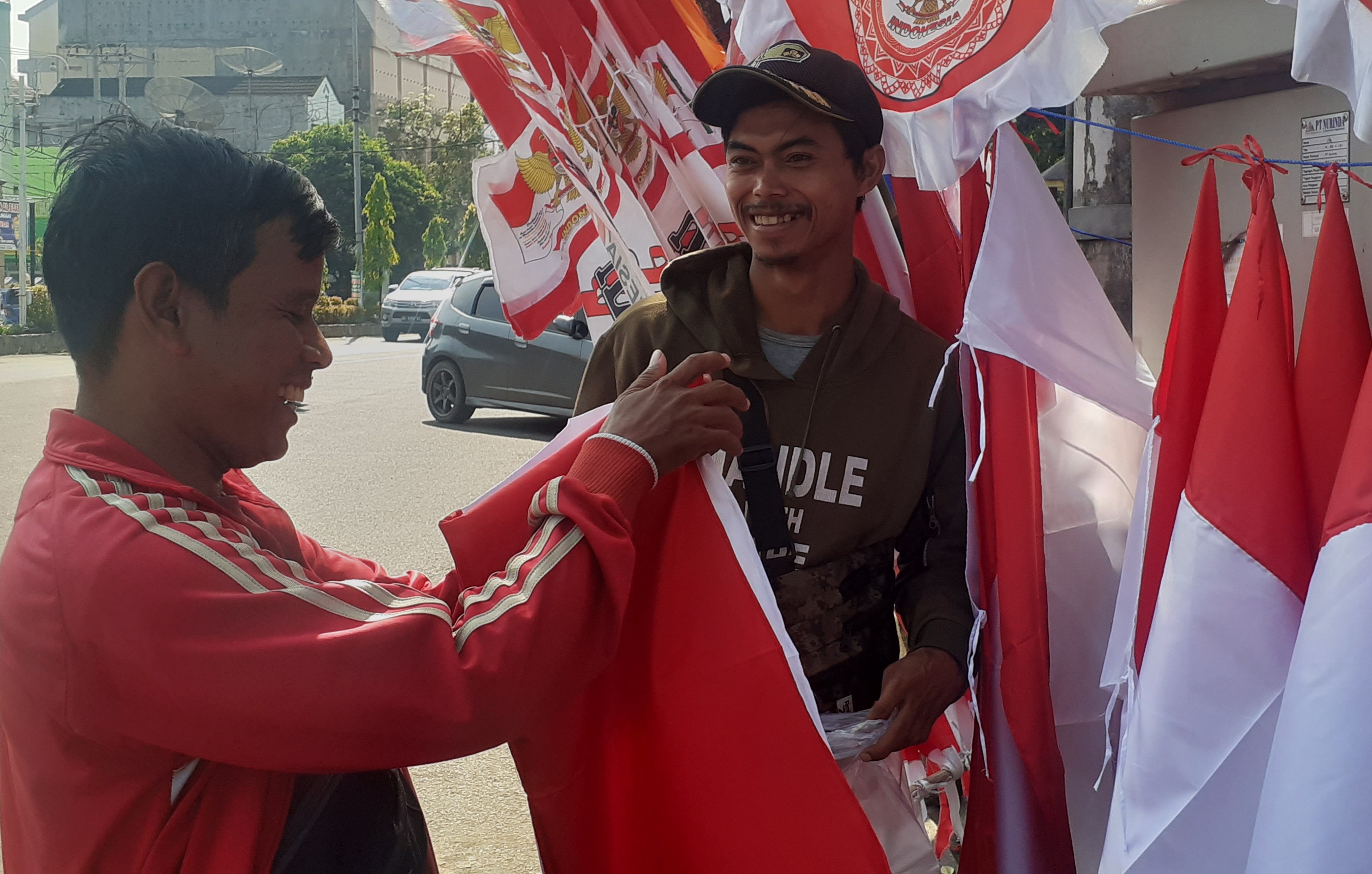 Omset Rp30 Juta, Hendrik Merantau ke Kota Lubuklinggau untuk Jualan Bendera