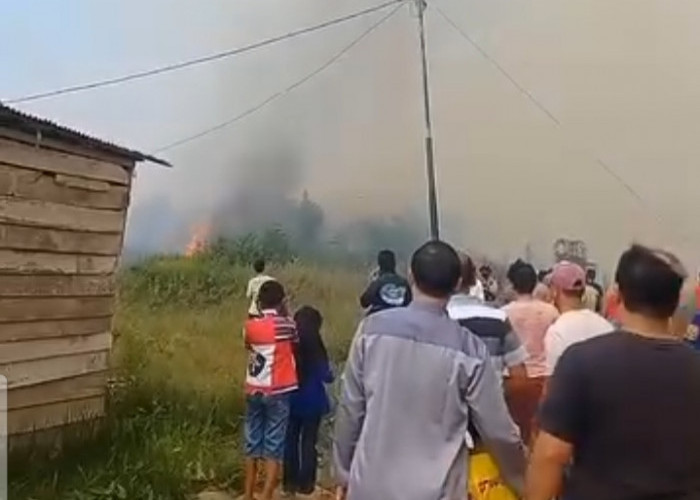 Asyik Gelar Perlombaan HUT Kemerdekaan RI ke-79,  Warga Sematang Borang Sibuk Padamkan Api Lahan