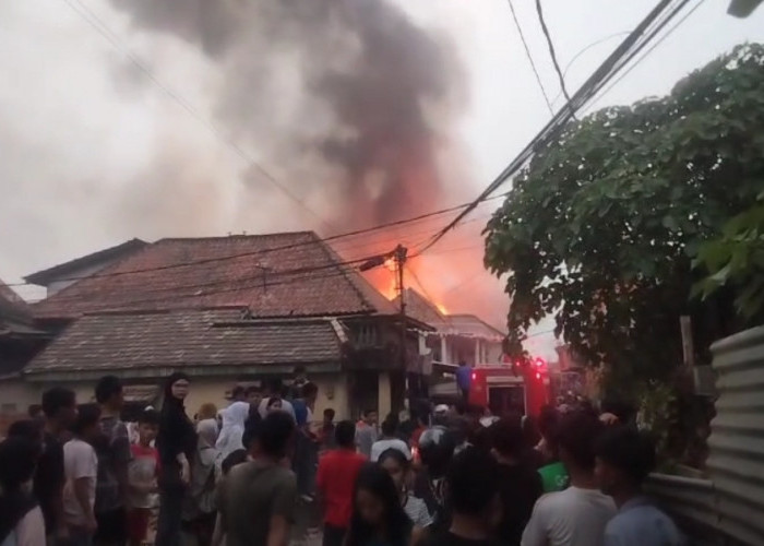 Kebakaran di Lorong Sabar Palembang, Belasan Rumah Diduga Hangus, Water Cannon Dikerahkan