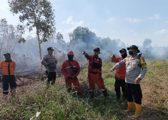 Polres Ogan Ilir Bersama Tim Gabungan Berjibaku Padamkan Karhutla dengan Peralatan Seadanya