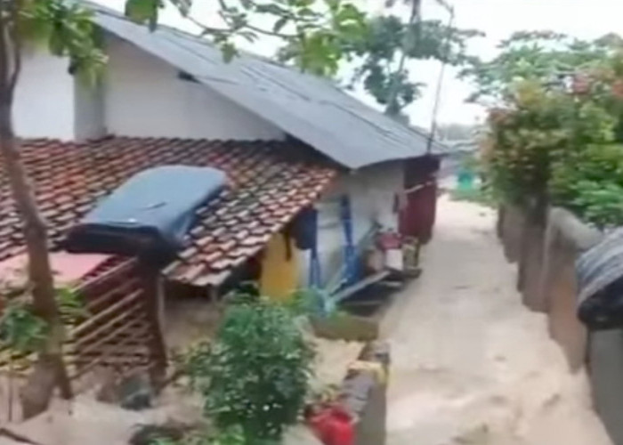 Banjir Bandang Terjang Karawang, Sejumlah Warung Roboh Terbawa Arus, Akses Jalan Terputus