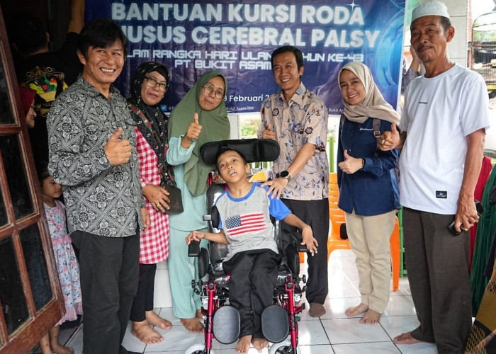 Berikan Kursi Roda Adaptif, PTBA Datangi Langsung Anak-anak Cerebral Palsy di Kabupaten Muara Enim 