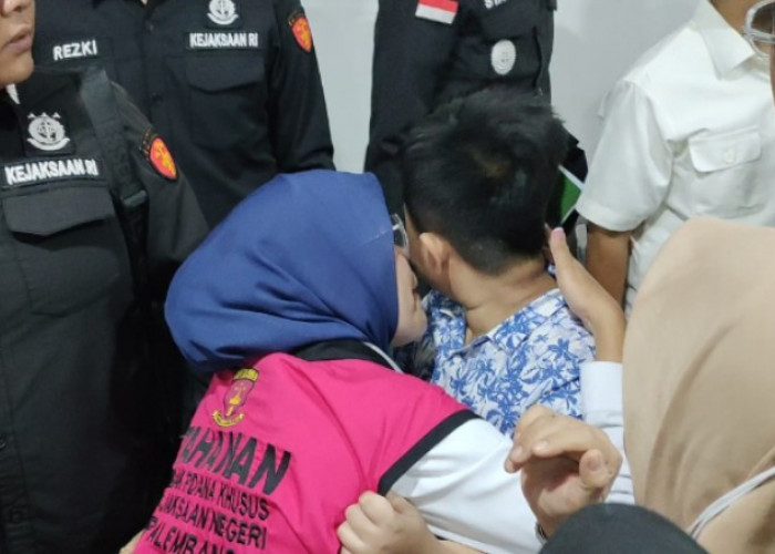 Momen Haru Finda Peluk Anak Usai Sidang Eksepsi Kasus Korupsi PMI Palembang