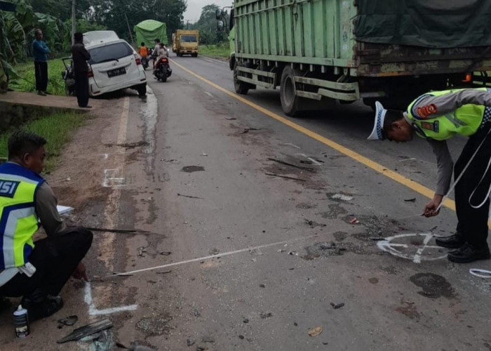 Avanza Tabrak Buntut Truk yang Parkir di Bahu Jalinteng Sekayu-Betung, 2 Orang Tewas