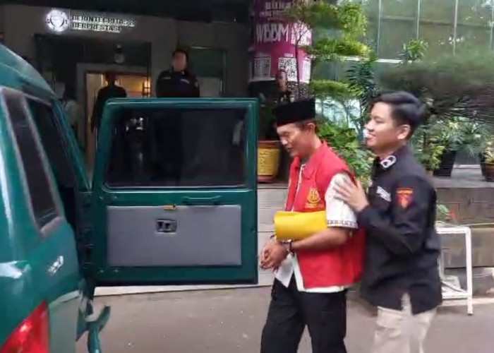 Harnojoyo 'Ngebut' Masuk Mobil Tahanan Usai Diperiksa Sebagai Tersangka Korupsi Pasar Cinde Palembang