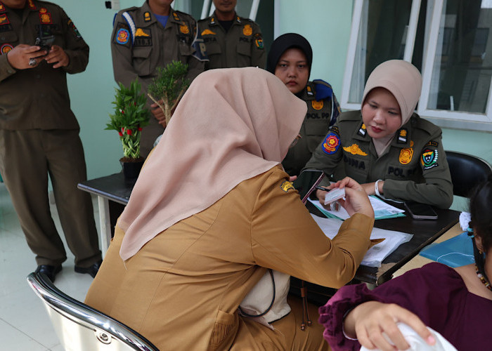 Saat Jam Kerja Berseragam Lengkap 5 ASN Keluyuran di Pasar Inpres, Langsung Dapat Pembinaan di Tempat 