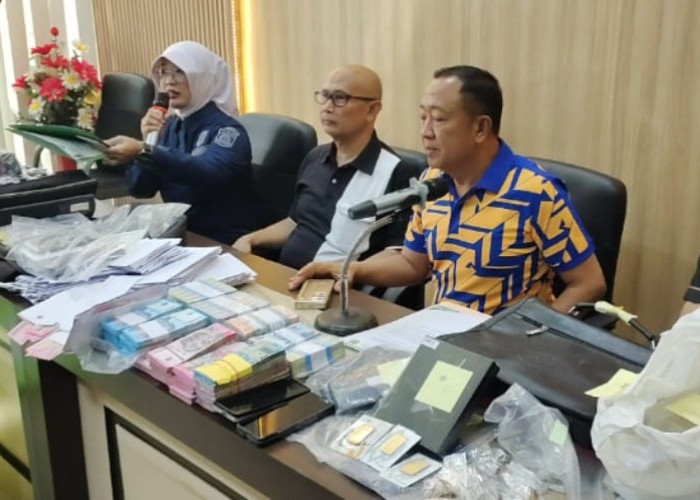  Uang Tunai hingga Logam Mulia Jadi Barang Bukti OTT Tersangka Kadisnakertrans Sumsel Deliar Marzuki