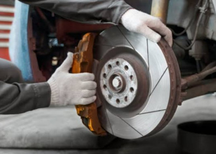 ABS vs CBS di Jalan Licin Saat Musim Hujan, Sistem Rem Motor Mana yang Lebih Unggul untuk Keselamatan