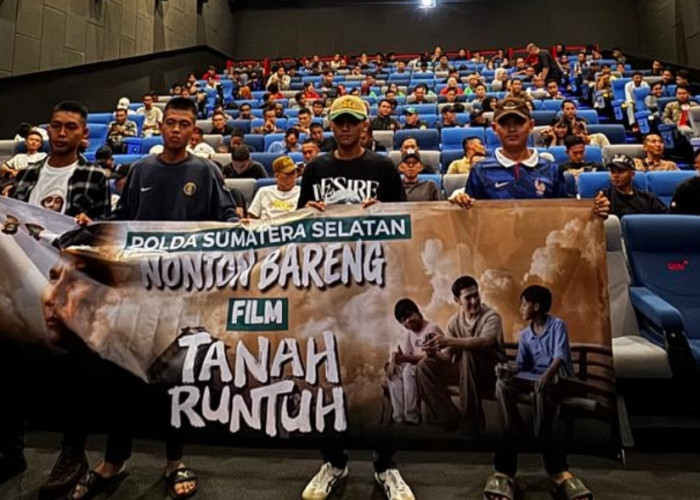 Ajak Nobar Film Tanah Runtuh Bersama 100 Warga, Ini Cara Unik Polda Sumsel Jaga Kamtibmas