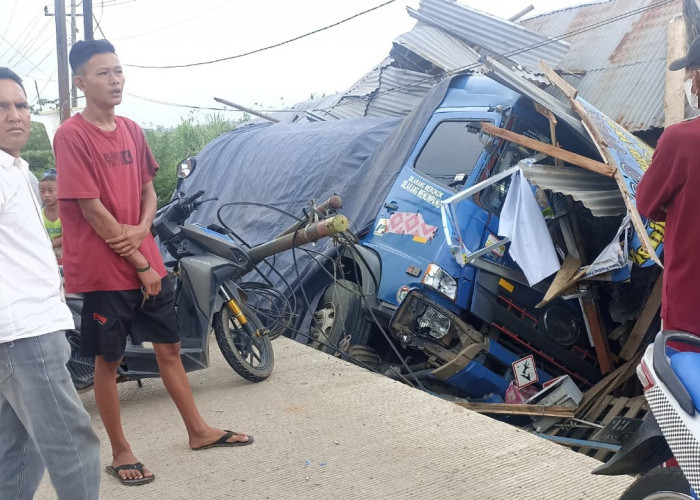 Truk Angkut BBM Pertamina Patra Niaga Tabrak Rumah di Kramasan Warga hingga Hancur 
