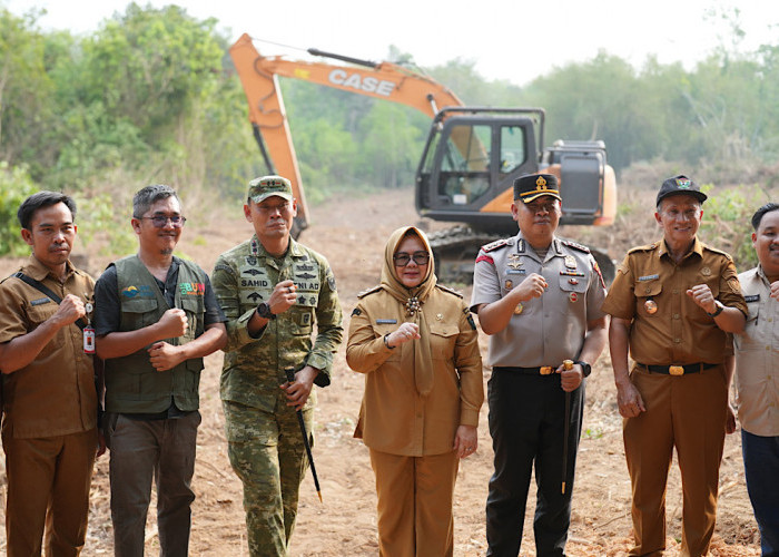 Siapkan 5 Ekskavator, Dorong Warga Buka Lahan Tanpa Membakar