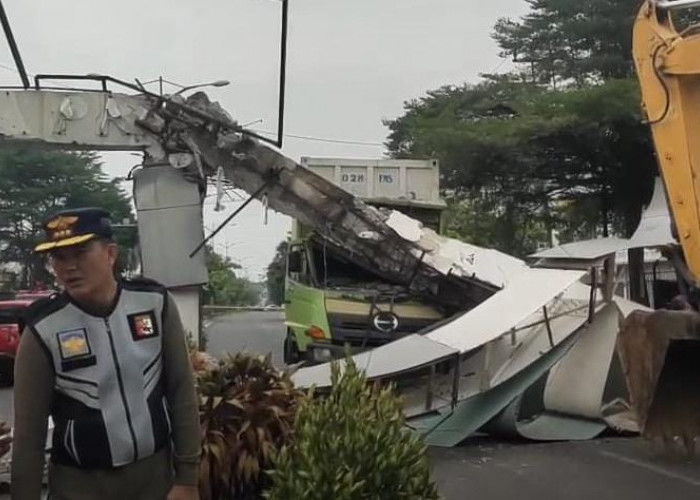 Dibangun 2019, Gerbang Selamat Datang Kota Prabumulih Hancur Lebur, Ini Penyebabnya!