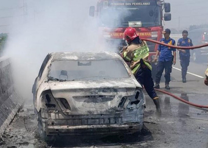 Mobil Sedan Terbakar di Tol MBZ, Pengemudi dan Penumpang Selamat
