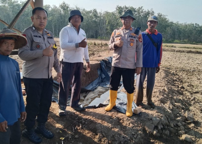 Dampingi Penanaman Jagung di Desa Tebing Suluh OKI, Polsek Lempuing Dukung Ketahanan Pangan