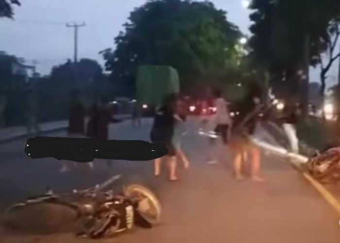 Rombongan Remaja Tanggung Terlibat Saling Pukul di Jalan Soekarno-Hatta Palembang, 2 Motor di Jalan Dirusak 