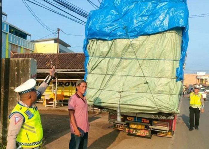 Nekat! Truk ODOL Terus Melintas di Jalintim Palembang-Betung, Bahaya Mengintai!