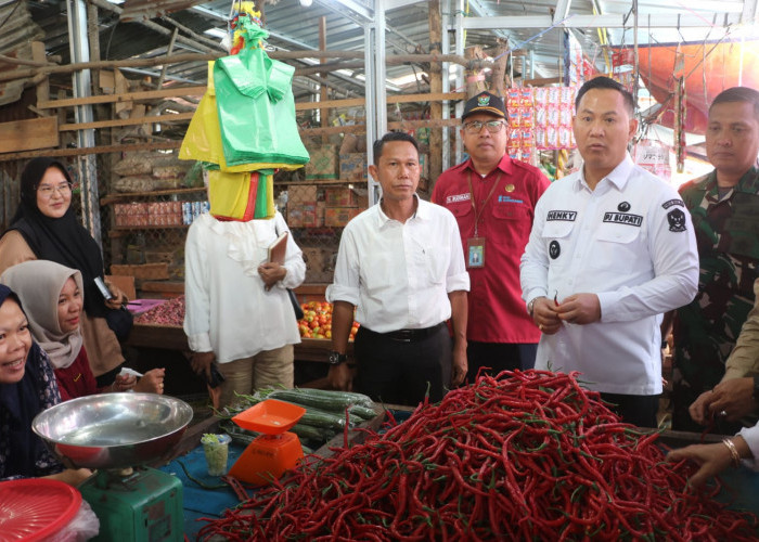 Pj Bupati Muara Enim Sidak Pasar Jelang Nataru, Pastikan Stok dan Harga Pangan Stabil