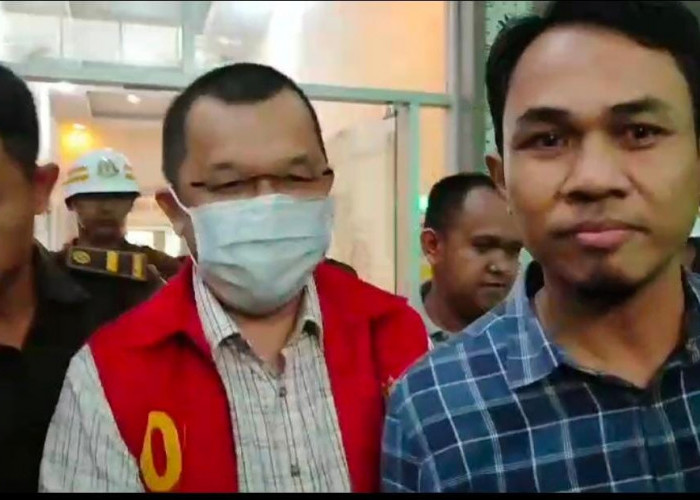 Video Detik-Detik Kolega Tersangka Hendri Zainuddin Dorong Wartawan Saat Digiring ke Mobil Tahanan