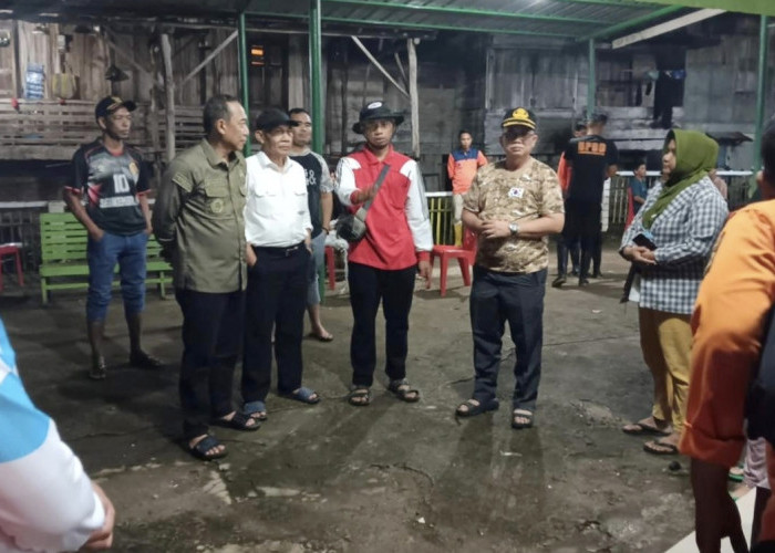 Kunjungi Korban Banjir, Sekda Ogan Ilir Minta Petugas Posko dan Dapur Umum Sigap Layani Warga