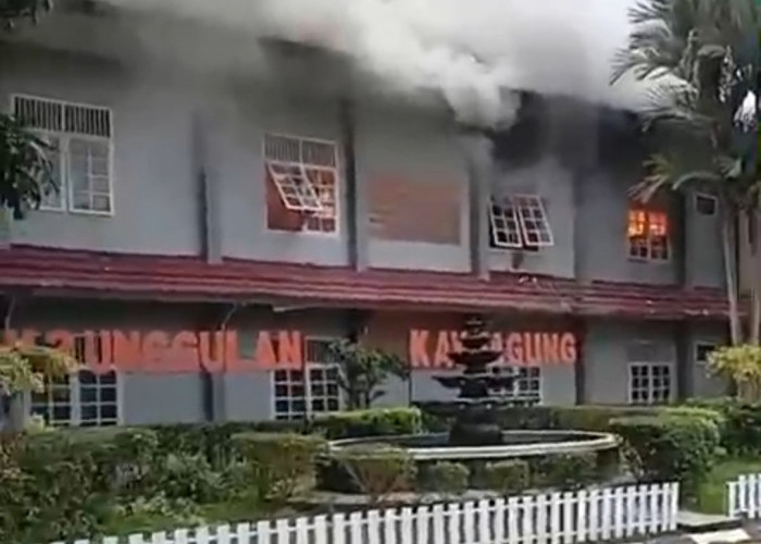 BREAKING NEWS: Gedung Sekolah SMA Negeri 3 Unggulan Kayuagung Terbakar
