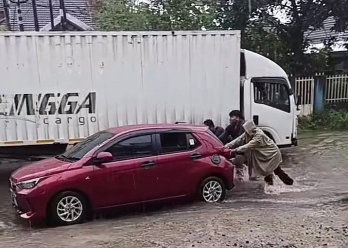 Kemacetan Tengah Genangan Air Jalan Poros Kota Palembang Saat Diguyur Hujan, Kaji Penerapan Ganjil Genap 