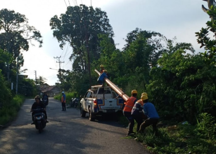 PLN Terus Berupaya Pulihkan Suplay Listrik Dampak Banjir Bandang di Kabupaten Lahat