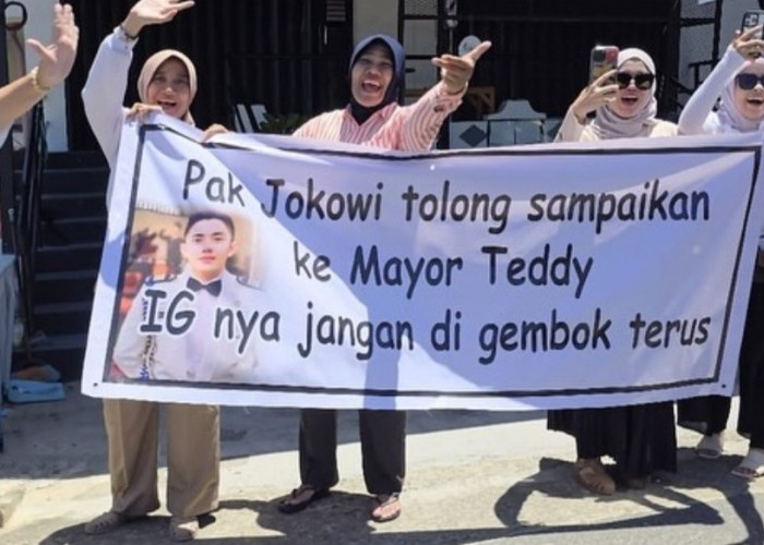 GAWAT! Akun Instagram Mayor Teddy Digembok, Emak-Emak Demo Presiden Jokowi