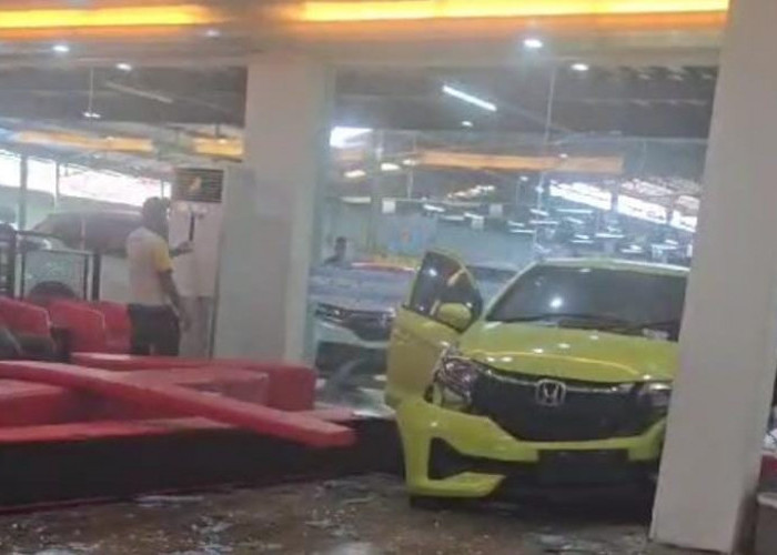 Mobil Brio Tabrak Tiang di Dalam Showroom Honda Plaju saat Dipindahkan Office Boy