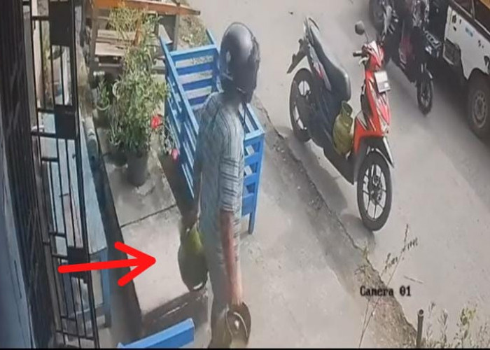 Pakai Motor Matic, Seorang Pria Viral Terekam CCTV Curi Tabung Gas Elpiji 3 Kg di 10 Ulu Palembang 