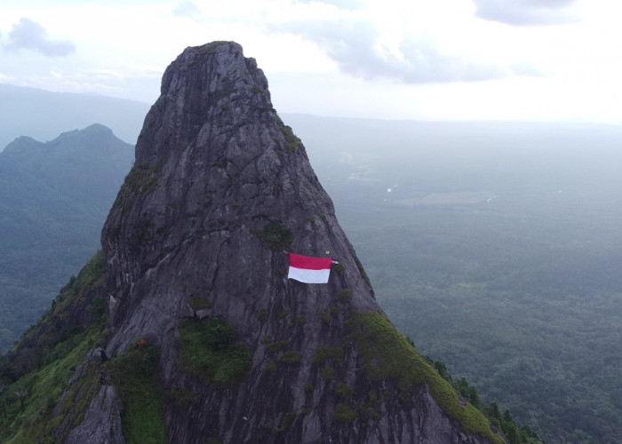 Bendera Merah Putih Berukuran 9x13 Meter Berkibar di Bukit Serelo, Lahat