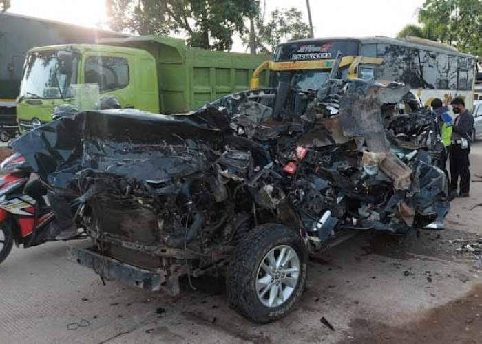 Ini Penyebab Kecelakaan Maut Innova Reborn Tabrak Buntut Fuso di Jalan Soekarno-Hatta Palembang 