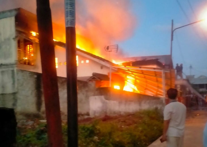 Diduga Akibat Korsleting Listrik, Rumah Berlantai 2 di Sungai Buah Palembang Hangus Terbakar