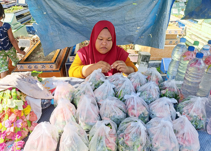 Ziarah Makam Jelang Puasa, Penjual Bunga di TPU Naga Swidak Kebagian Berkah