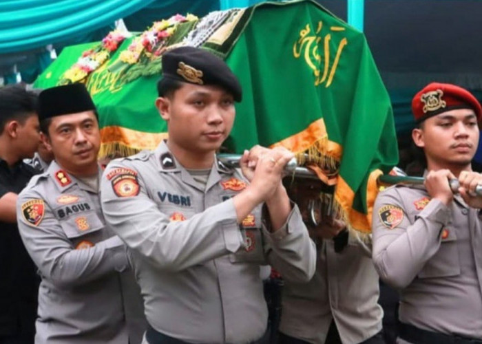 Kapolres Ogan Ilir Ikut Usung Keranda Jenazah Briptu (Anumerta) Faras yang Gugur dalam Tugas