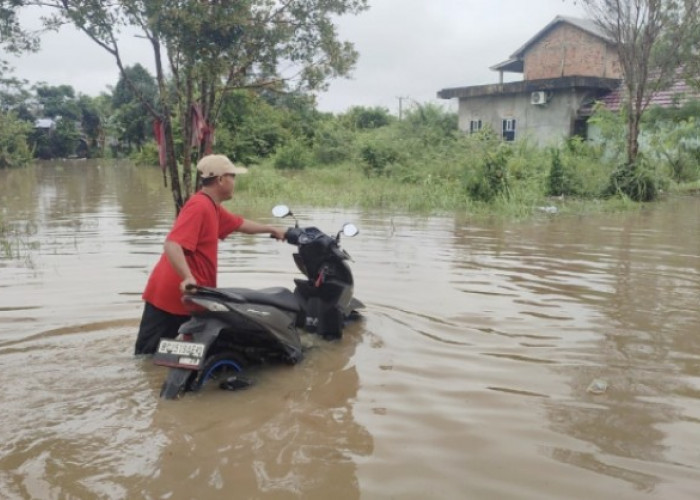 Dikepung Banjir Akibat Hujan Semalaman, Warga Perum Al Ghony Banyuasin Terancam Terisolir