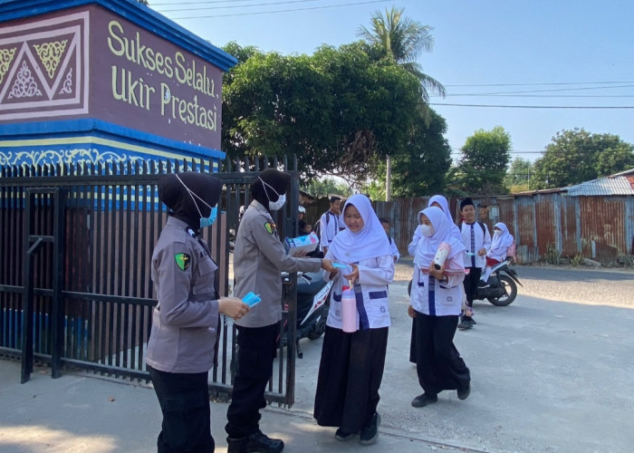 Cegah Dampak Kabut Asap Karhutla, Polres OKI Bagikan Masker ke Pelajar SMPN 6 Kayuagung