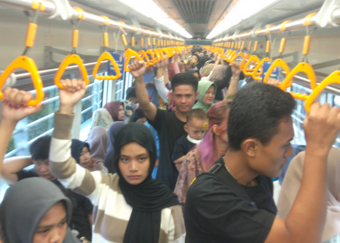 Membludak! Wong Palembang Rela Berdiri Demi Naik LRT, Tak Peduli Meski Berhimpit: Hati-hati Pak Sopir...