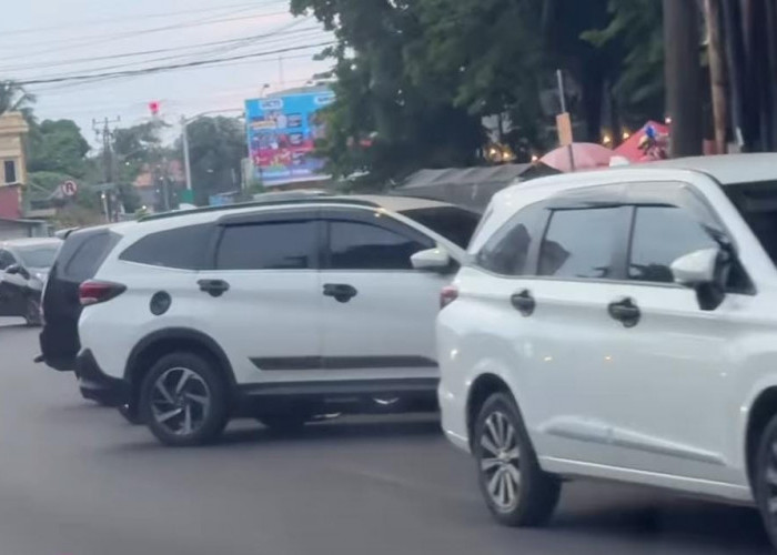 Siagakan Petugas Pasang Pembatas Jalan, Parkir Berlapis di Pasar Depan Kantor Wali Kota Palembang Ditindak 