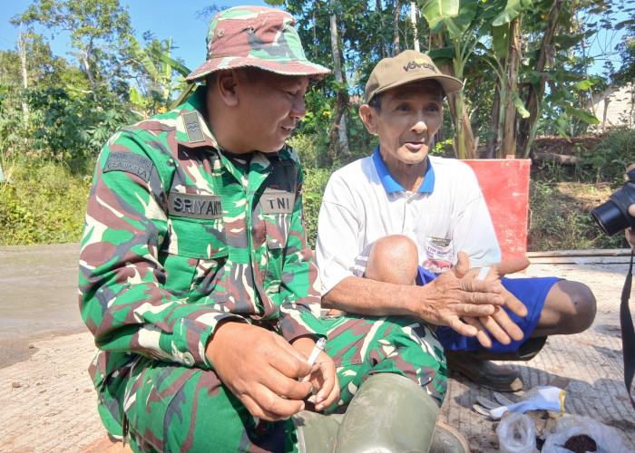 Keakraban Satgas TMMD Reguler Ke-129 Kodim 0714/Salatiga Bersama Warga Terjalin di Waktu Istirahat