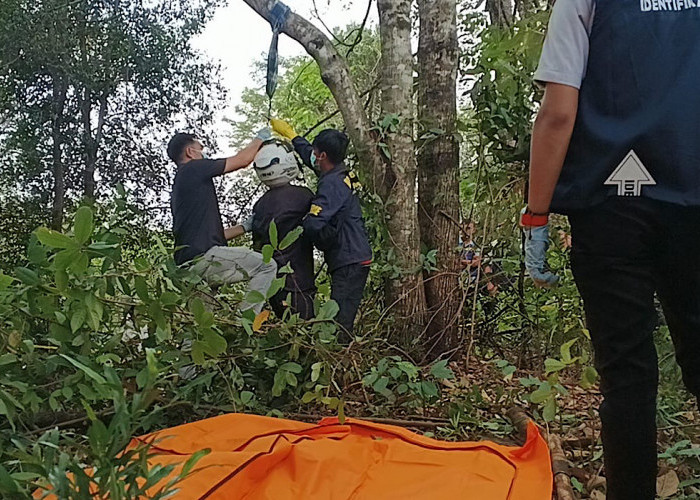 Penjual Model Ditemukan Tergantung di Pohon Area GOR Pancasila Muara Enim
