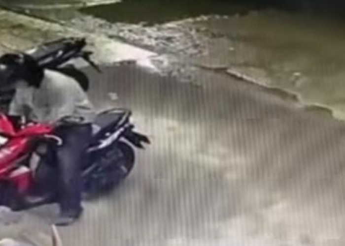 Awal Puasa Ramadan, Pelaku Curanmor di Palembang Sehari Gasak Motor di 3 TKP, Beraksi Depan Kamera CCTV 