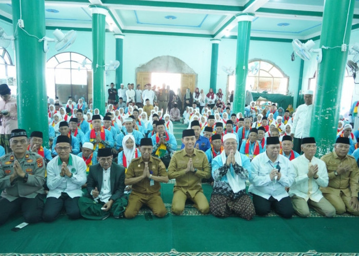164 Calon Haji Kloter 10 Diberangkatkan, Bupati Pesan Kesiapan Fisik dan Kebersamaan
