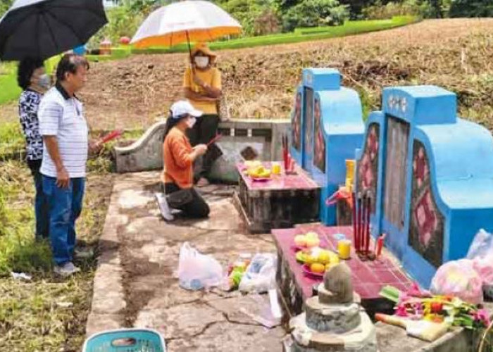 Jelang Puncak Ritual Ceng Beng 5 April, Warga Tionghoa Ramai Berkunjung ke Kuburan 